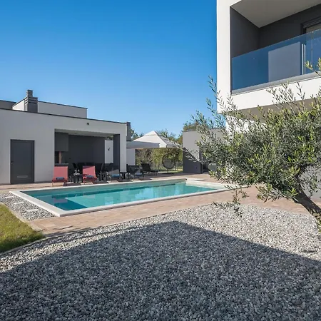 4 Bedroom In *