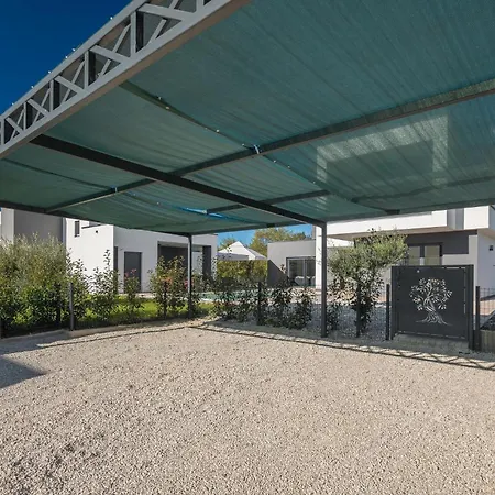 4 Bedroom In * Kastelir