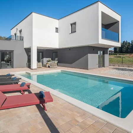4 Bedroom In *