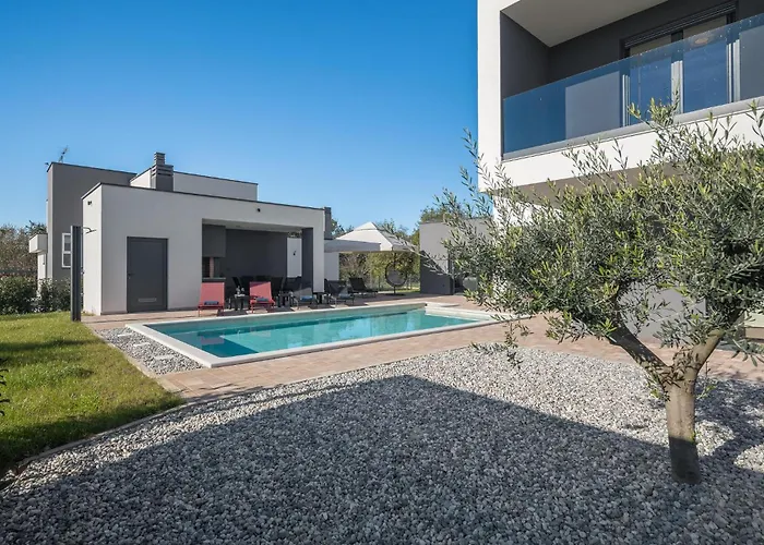 4 Bedroom In *