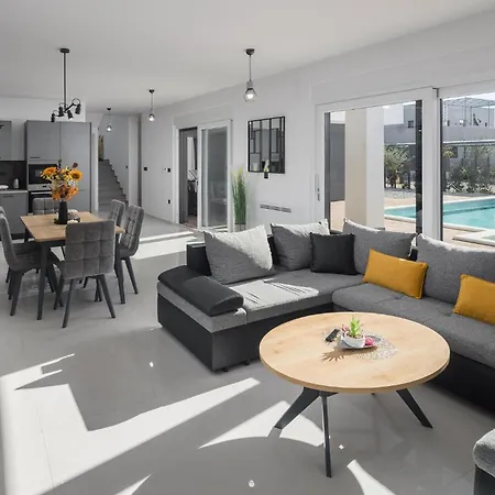 Vakantiehuis 4 Bedroom In Kaštelir
